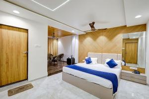 Postel nebo postele na pokoji v ubytování The leaf resort Mahabaleshwar