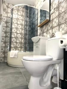 Et badeværelse på Familly Apartament 7