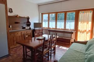 Кухня или мини-кухня в Appartamento con giardino e garage privati, accesso diretto al garage
 +17 фотографий