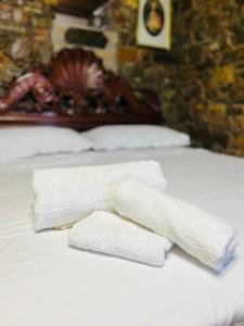 due asciugamani sopra un letto bianco di Rabat home a Tursi