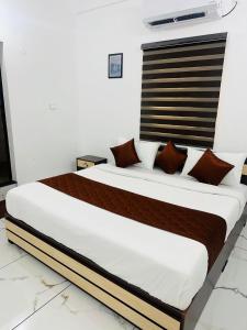 Postel nebo postele na pokoji v ubytování Hotel Gold Suite, Kakkanad