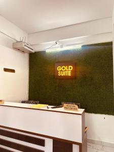 TV a/nebo společenská místnost v ubytování Hotel Gold Suite, Kakkanad + 17 fotografií