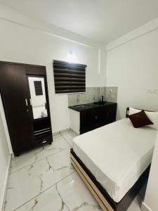 Postel nebo postele na pokoji v ubytování Hotel Gold Suite, Kakkanad