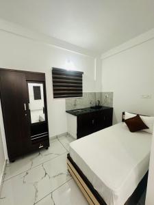 Postel nebo postele na pokoji v ubytování Hotel Gold Suite, Kakkanad