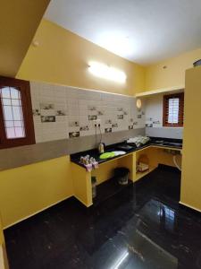 Nhà bếp/bếp nhỏ tại Jai Raj Nilayam +12 ảnh