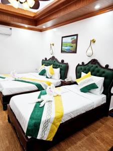 Postel nebo postele na pokoji v ubytování Sky hotel