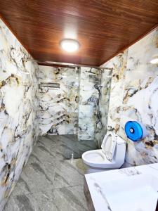 Koupelna v ubytování Sky hotel