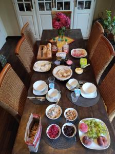 Una mesa de madera con platos de comida encima. en Alliances & Missions Médicales, en Versalles