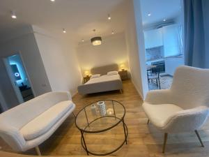 une chambre avec un lit, deux chaises et une table dans l'établissement Luna, à Floreşti