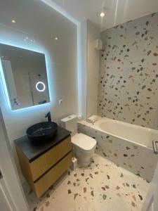 une salle de bain avec un lavabo, des toilettes et une baignoire dans l'établissement Luna, à Floreşti