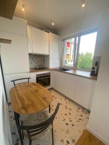 une petite cuisine avec une table et des chaises en bois dans l'établissement Luna, à Floreşti