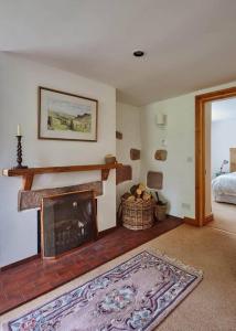 Un pat sau paturi într-o cameră la 5 bedroom cottage in rural Staffordshire