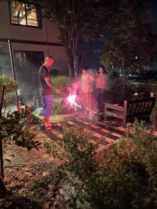 un gruppo di persone in piedi in un cortile con una scintilla di ヨーコのお宿 わくわく a Toyama