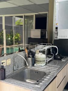 Η κουζίνα ή μικρή κουζίνα στο 2 BR Bougenville Villa