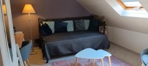 a bedroom with a bed and a lamp and a table at Romantische Ferienwohnung Rheingold 50 qm für 2 bis 4 P in Bacharach