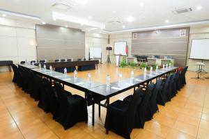 A área empresarial e/ ou a sala de conferências de Front One HK Resort Simpang Lima