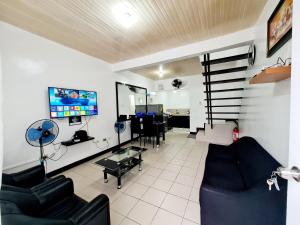 Televisyen dan/atau pusat hiburan di Calapan Transient Molave L48