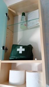 Una bolsa verde está en un estante en Attico Ostuni, en Ostuni