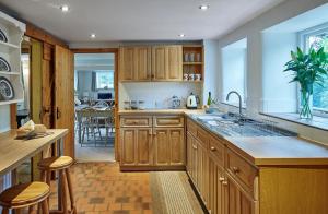 O bucătărie sau chicinetă la 5 bedroom cottage in rural Staffordshire