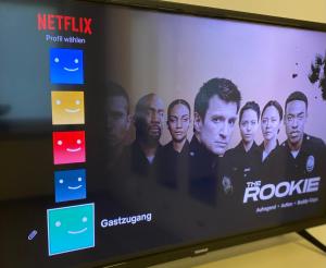 TV a/nebo společenská místnost v ubytování Schöne Wohnung mit Garten beim Outletcenter 5 km