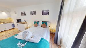 a bedroom with a bed and a kitchen at Zentral Altstadt Chur - Bahnhofsnah - Ferienwohnung - Bernina Express - Solution-Grischun in Chur