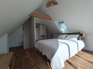 1 dormitorio con 1 cama blanca en el ático en le petit moulin de Kerloroc, en Ploudalmézeau 36 fotos más