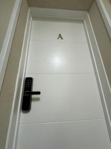 a letter on a door with a remote control on it at Apartamento Alteagroup Centro in Altea