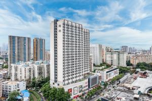 un alto edificio nel mezzo di una città di 寓米公寓(琶洲会展中心广州塔店) a Canton