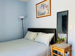 Ένα ή περισσότερα κρεβάτια σε δωμάτιο στο Cozy House Nested Around Trees A
