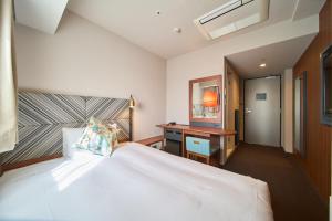 Кровать или кровати в номере Meitetsu Inn Nagoya Kanayama Annex