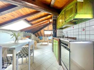 Kuchyň nebo kuchyňský kout v ubytování Blue Zone Tiny Penthouse