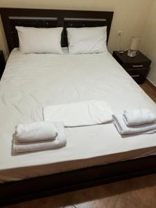 Кровать или кровати в номере Village apartment