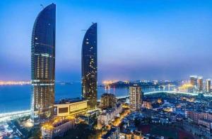 Nespecifikovaný výhled na destinaci Sia-men nebo výhled na město při pohledu z aparthotelu