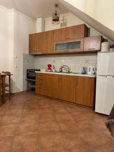 Кухня или мини-кухня в Village apartment
