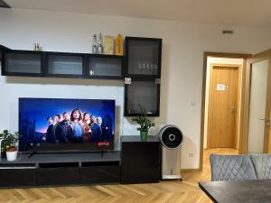 TV a/nebo společenská místnost v ubytování Smichov city Apartments