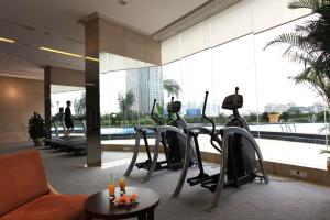 un vestíbulo de hotel con cintas de correr y una piscina en HJ International Hotel en Dongguan