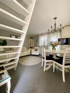 a living room with a white table and chairs at La Mare in Zoutelande