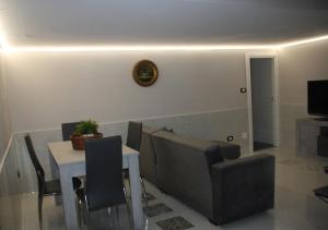 a dining room with a table and chairs at TeTeTe Casa Vacanza in San Giorgio a Cremano