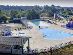 Bazén v ubytování La Lette fleurie - Mobil home Spacieux climatisé 6-8 personnes tout équipé en camping 4 étoiles nebo v jeho okolí + 13 fotografií