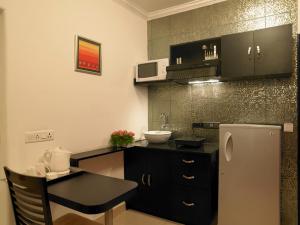 Kuchyň nebo kuchyňský kout v ubytování Royal Orchid Golden Suites Pune