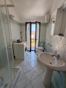 ein Badezimmer mit Waschbecken, Dusche und Toilette in der Unterkunft Mare e Monti - Bilocale indipendente in Tortolì