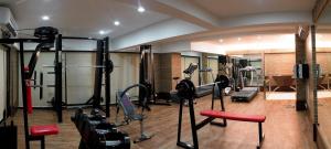 Fitness centrum a/nebo fitness zařízení v ubytování Royal Orchid Golden Suites Pune