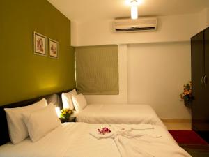 Postel nebo postele na pokoji v ubytování Royal Orchid Golden Suites Pune