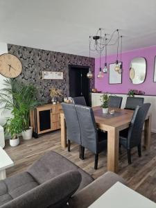 Un comedor con mesa y sillas en Maison a 10 min de la plage, en Ploemeur