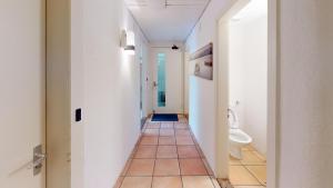 einen Flur mit WC in einem Zimmer in der Unterkunft Zentral Altstadt Chur - Bahnhofsnah - Ferienwohnung - Bernina Express - Solution-Grischun in Chur + 31 Fotos