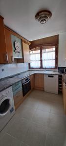 una cucina con lavatrice e asciugatrice di Quererte a Teruel Altre 11 foto