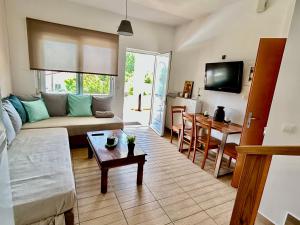 Un televizor și/sau centru de divertisment la Dimitra's Maisonette at Rafaella Resort