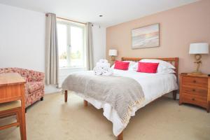 ein Schlafzimmer mit einem Bett mit zwei Teddybären darauf in der Unterkunft BEACHSIDE SPACIOUS apartment, private garden in Saint Merryn