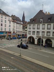 ストラスブールにあるMurat appartement 3 piecesの道路上の建物と車が並ぶ街道