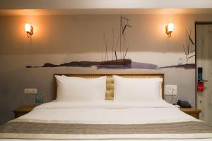 Voodi või voodid majutusasutuse Ariena by Spree Hotels Goa toas